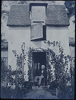 Hippolyte Bayard, Bayard assis sur le seuil de sa maison © Société française de photographie
